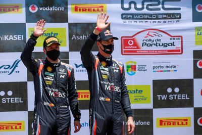 Le pilote Hyundai Dani Sardo et son nouveau co-pilote Borja Rozada saluent la foule au Rallye du Portugal.