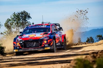 La Hyundai i20 Coupé WRC projetant de la terre.