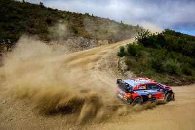 La Hyundai i20 R5 drifte dans un virage sur un chemin de terre.