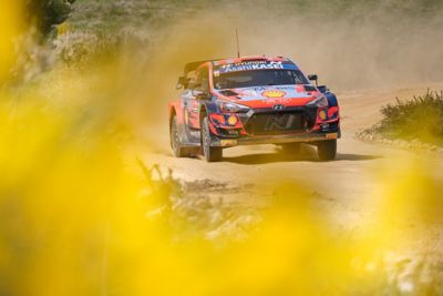 La Hyundai i20 Coupe WRC prend un virage à gauche.