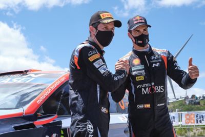 Le pilote Hyundai Motorsport Dani Sardo et son copilote Borja Rozada se serrent la main.