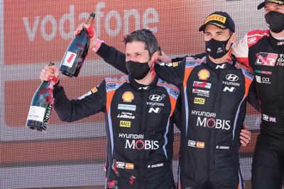 La célébration au champagne du pilote Hyundai Motorsport Dani Sardo et son copilote Borja Rozada.