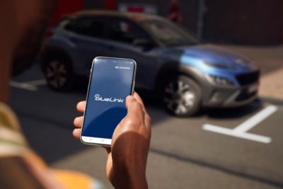Bluelink® umożliwia sterowanie funkcjami nowego kompaktowego SUV-a Hyundai Kona Hybrid.