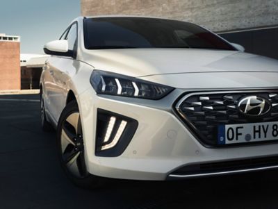 Closeup of the Hyundai IONIQ Hybrid fromt the front. 