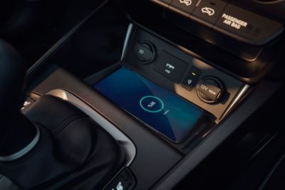 The wireless charging tray of the Hyundai KONAin the middle console.	