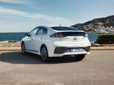 Hyundai IONIQ Electric sett bakfra. Foto.