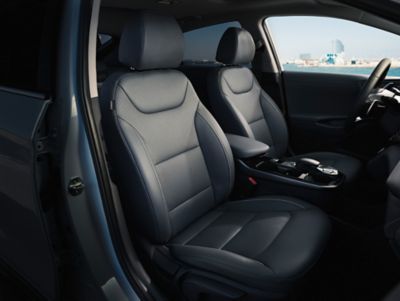 Detailní pohled na sedadla s kůží Fossil Grey v modelu Hyundai IONIQ Electric.
