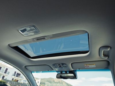 The sun roof of the Hyundai IONIQ Plug-in Hybrid.