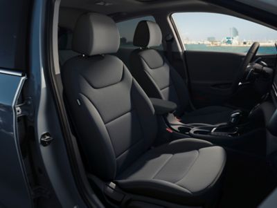 Front seats of the Hyundai IONIQ Plug-in Hybrid in fossil grey cloth.