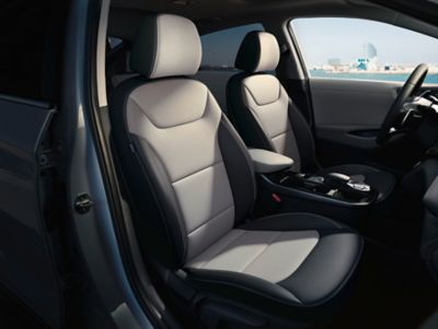 Wnętrze Hyundaia IONIQ Electric w kolorze Shale Grey.
