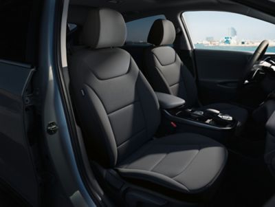 Detailní pohled na sedadla s látkou Fossil Grey v modelu Hyundai IONIQ Electric.
