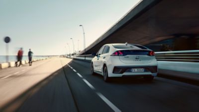 Hyundai Ioniq Hybrid in corsa visione posteriore