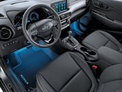 Hyundai KONA z niebieskim podświetleniem podłogowym.