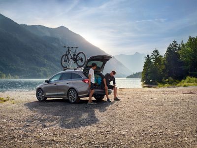 The Hyundai i30 Wagon with aluminium cross bars at a lakeside.