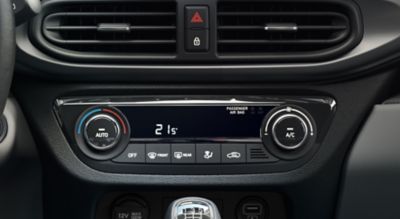 El sistema de climatización automático ajusta la temperatura del Hyundai i10 a tu gusto.