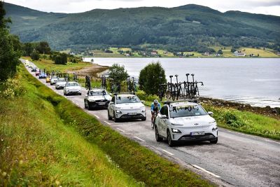 Følgebiler i Arctic Race. Foto