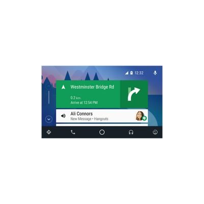 Capture d’écran de l’interface de navigation et d’un appel Hangouts entrant via Android Auto.
