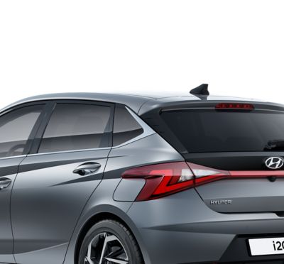 Pohled zblízka na sloupek C na levé straně nového vozu Hyundai i20