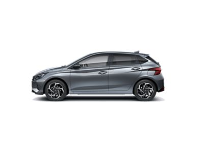 Nový Hyundai i20 vyobrazený v bočním pohledu, který zdůrazňuje dynamický profil vozu.