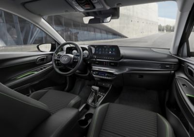 Úplne nový model i20 a jeho volant, digitálna prístrojová doska s uhlopriečkou 10,25 palca a 10,25-palcová stredová dotyková obrazovka.