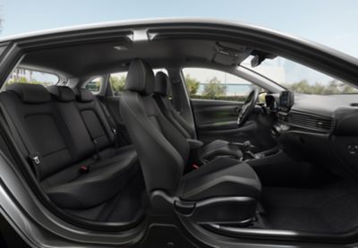 Pohled na prostor předních sedadle nového vozu Hyundai i20 ode dveří spolujezdce