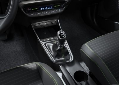 Řadicí páka manuální převodovky uvnitř nového vozu Hyundai i20, pohled ze strany spolujezdce