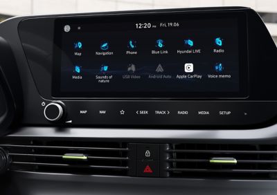 Gros plan sur l'écran de navigation audiovisuelle (AVN) de 10,25" du Hyundai i20.