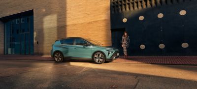 Kompaktowy crossover SUV Hyundai BAYON zaparkowany w kolorze Mangrove Green.