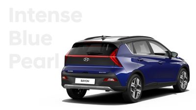 Różne opcje kolorystyczne dla całkowicie nowego crossovera SUV Hyundai BAYON: Intense Blue Pearl.