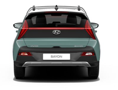 Pohled zezadu na zcela nové kompaktní SUV Hyundai BAYON, stojící v aréně.