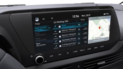 Der 10,25-Zoll-Touchscreen eines Hyundai BAYON zeigt die Live Parkplatzsuche.