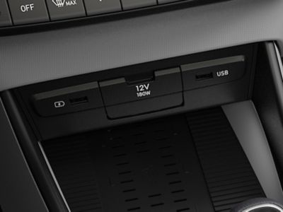 Różne gniazda USB w środkowej konsoli nowego kompaktowego crossovera SUV Hyundai BAYON.