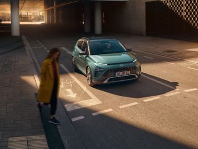 De nieuwe BAYON, de compacte crossover-SUV van Hyundai, bij een oversteekplaats.