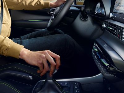Muž ovládající šestistupňovou převodovku iMT v modelu Hyundai i20