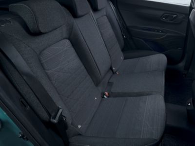 Interieur met zwarte stoffen stoelbekleding in de Hyundai BAYON, de nieuwe, compacte crossover-SUV.