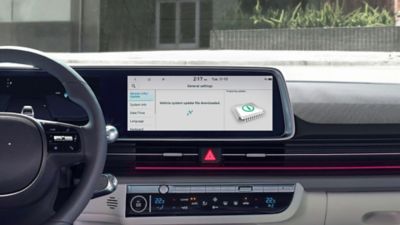Ein Infotainment-Touchscreen in einem Hyundai zeigt ein Fahrzeugsoftware-Update an.