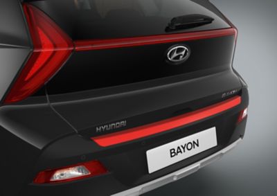 Protection de pare-chocs arrière Tomato Red sur un modèle Hyundai Bayon.