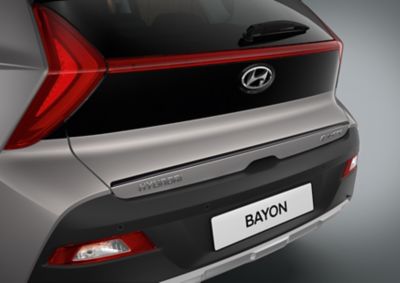 Acabado del portón trasero del Hyundai BAYON en color negro. 