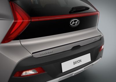 The Hyundai BAYON tailgate trim line in phantom black.