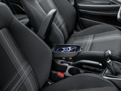 Interior del Hyundai BAYON con reposabrazos ajustable con espacio de almacenamiento. 	