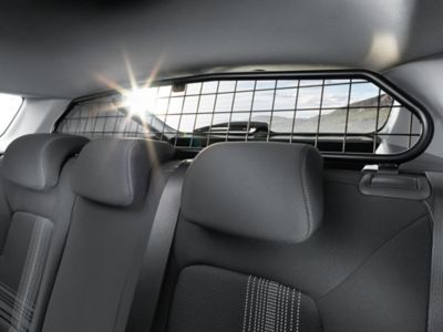 Grille de séparation du Hyundai Bayon parfaitement intégrée entre le toit et les sièges arrière.
