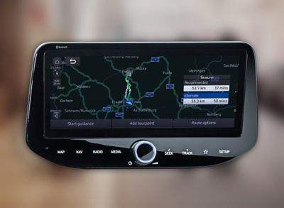 Navigatore Hyundai che mostra il percorso e utilizza dati sul traffico in tempo reale