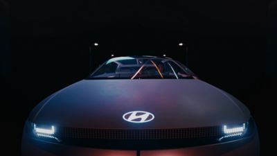 Una concept car elettrica Hyundai vista da davanti con fari a LED Panoramic Pixel