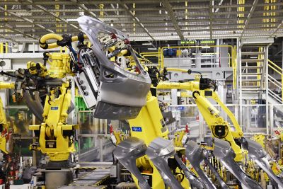 Bracci robotici al lavoro in uno stabilimento di produzione Hyundai
