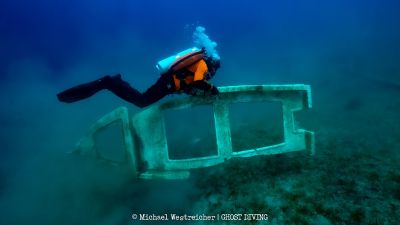 Un subacqueo di Ghost Divers che recupera detriti marini sott'acqua