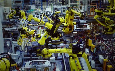 Bracci robotici al lavoro in uno stabilimento di produzione Hyundai