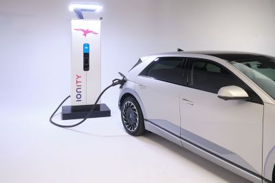 Hyundai IONIQ 5 presso una stazione di ricarica rapida IONITY