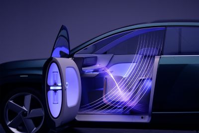 Designskizze vom Interieur eines Hyundai IONIQ Konzeptfahrzeugs mit blauem Ambiente-Licht.