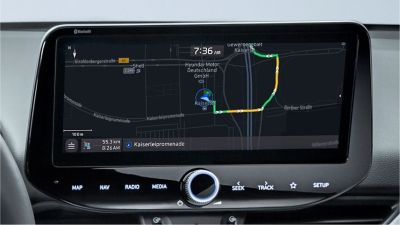 Dostępne w czasie rzeczywistym informacje o ruchu drogowym nowego 7-miejscowego SUV-a Hyundai SANTA FE Plug-in.