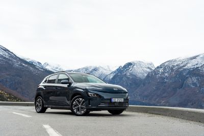 Hyundai KONA Electric i norsk fjellandskap. Foto.